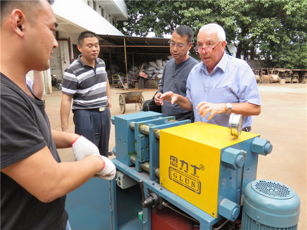 英國(guó)菲律賓合作伙伴檢測(cè)鋼筋鐓粗機(jī)操作情況